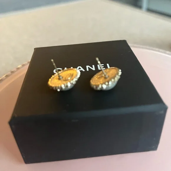 CHANEL Pearl and crystal halo cc stud earrings - Picture 6 of 8